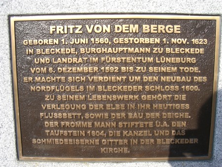 Info-Tafel unter der Statue von Fritz von dem Berge beim Rathaus