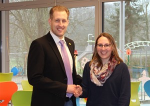 Bürgermeister Dennis Neumann gratuliert Katrin Stolpe zur Übernahme der kommissarischen Leitung der Grundschule Barskamp