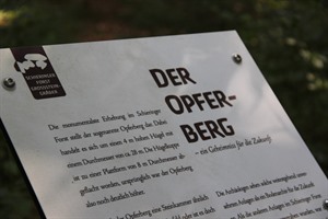 Schild am Opferberg im Schieringer Forst