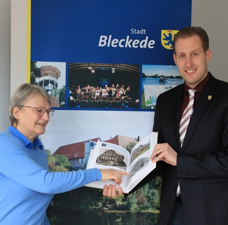 Friederike Banse zeigt Bürgermeister Dennis Neumann Details in ihrem Buch "Zuhause in Göddingen"