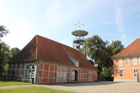 Schloss Bleckede mit Remise, Burgturm und Teil des Westflügels (v.l.)