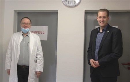 Dr. med. Runge und Bürgermeister Dennis Neumann im dezentralen Impfzentrum Bleckede
