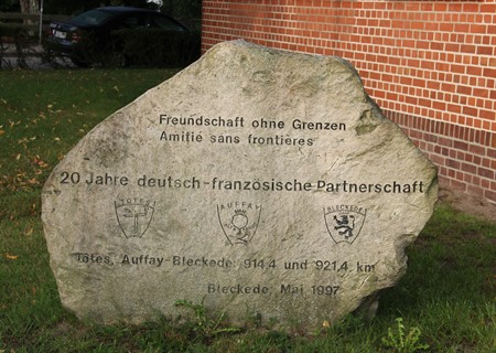 Gedenkstein zum 20-jährigen Bestehen der deutsch-französischen Städtepartnerschaft 1997 vor dem Bürgerhaus