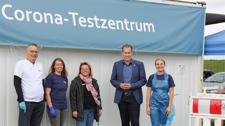Sven Pangert, Nicole Schmidt, Annette Heuer, Dennis Neumann, Isabell Watzulik vor der Drive-In-Teststation in Bleckede