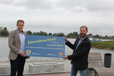 Die Bürgermeister Dennis Neumann und Andreas Gehrke mit dem Spendenscheck