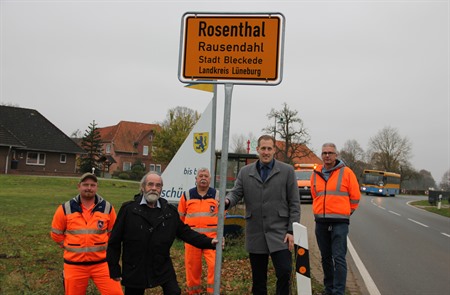 Ortstafeln für Rosenthal: v.l. Jakob Westphal, Hans-Martin Soetbeer, Hans-Jürgen Maack, Dennis Neumann, Frank Bauche