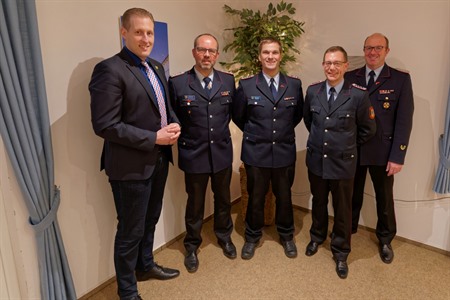 von links: Bürgermeister Dennis Neumann, Lorenz Reimers, Henning Wanke, Falk Bardenhagen und Kreisbrandmeister Torsten Hensel (Foto: Feuerwehr Stadt Bleckede)