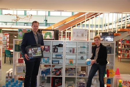 Bürgermeister Dennis Neumann und Leiterin Petra Heuchert eröffen die Bibliothek der Dinge