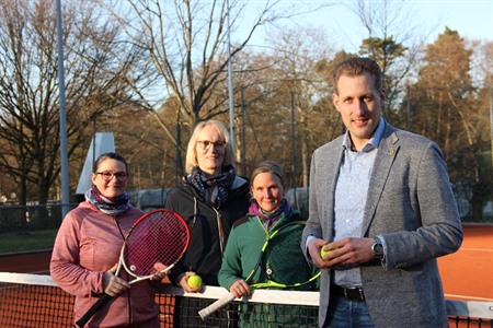 Haben einen Antrag auf Zuschuss gestellt: Tennis Club Alt Garge e.V. mit den Mitgliedern Caroline Luschert, Renate Luerßen (Kassenwartin) und Stefanie Schulz mit Bürgermeister Dennis Neumann