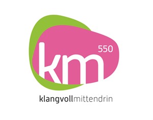 Das Logo von KM550 - klangvoll mittendrin