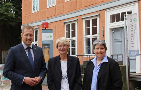 Bürgermeister Dennis Neumann mit den beiden Geschäftsführerinnen Imke Grotelüschen und Andrea Schmidt (v.l.)