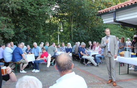 Bürgermeister Dennis Neumann begrüßt die ehrenamtlichen Wahlhelfer beim Dankeschön-Abend auf der Terrasse des Bleckeder Hauses
