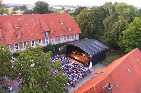 Blick vom Schlossturm über den Schlosshof mit großer Konzertbühne und Konzertbesuchern (Bildautor: Festspiele Mecklenburg-Vorpommern)